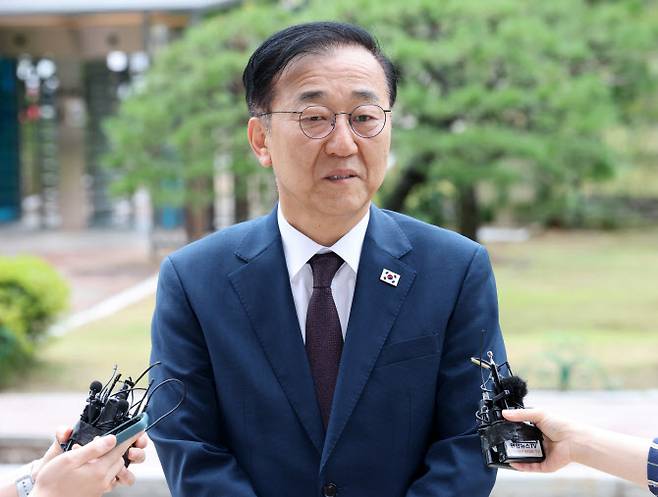 김윤덕 국토교통부 장관 후보자가 15일 오전 경기 과천시 정부과천청사로 출근하며 취재진 질의에 답하고 있다. (사진=이데일리 방인권 기자)