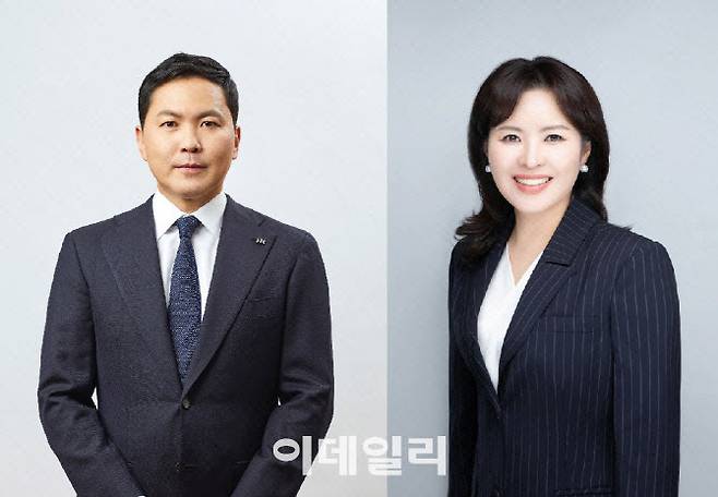 윤상현(왼쪽) 콜마홀딩스 부회장과 윤여원 콜마비앤에이치 대표이사.(사진=콜마홀딩스)