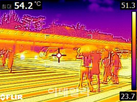 서울 한낮 최고기온이 33도까지 오르며 폭염경보가 발효된 24일 오후 열화상 카메라로 촬영한 영등포구 여의도환승센터 인근 도로의 모습. 온도가 높을수록 붉게, 낮을수록 푸르게 나타난다.(사진=노진환 기자)