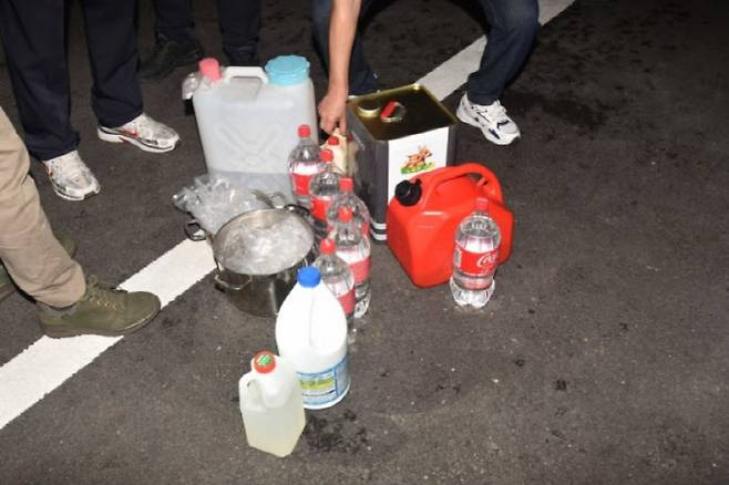 지난 21일 인천 송도국제도시 아파트에서 사제총기로 아들을 쏴 살해한 A 씨의 서울 도봉구 쌍문동 아파트에서 시너와 페트병 등 사제 폭발물들이 발견됐다.(사진=뉴스1)