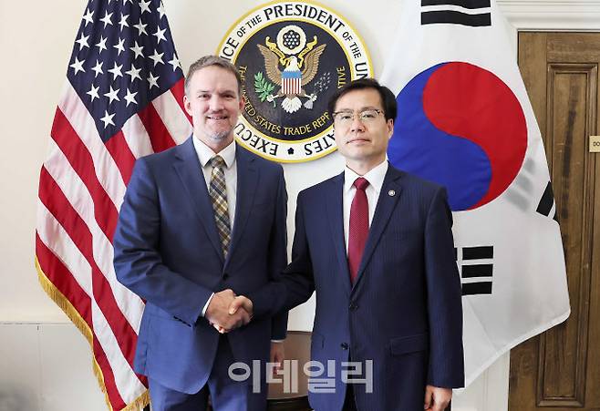 여한구 산업통상자원부 통상교섭본부장(오른쪽)은 25일(현지시간) 미국 워싱턴 D.C. 미국무역대표부 회의실에서 제이미슨 그리어(Jamieson Greer) 미국무역대표부 대표와 면담을 갖고, 한미 관세협상 진전 방안을 논의했다. (사진=산업부)