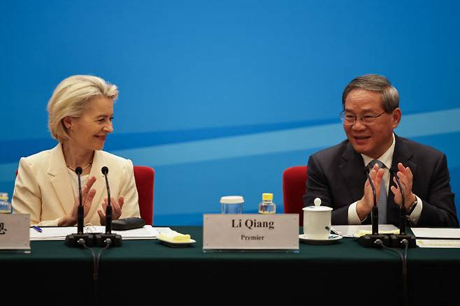 24일 중국 베이징에서 열린 중국-EU 정상회담에 참석한 우르줄라 폰데라이언 EU 집행위원장(왼쪽)과 리창 중국 국무원 총리. (사진=AFP)