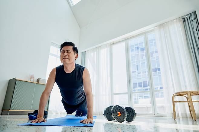 동적 저항 운동의 하나인 팔굽혀펴기를 꾸준히 하면 혈압을 낮추는 데 도움이 된다. [사진=게티이미지뱅크]