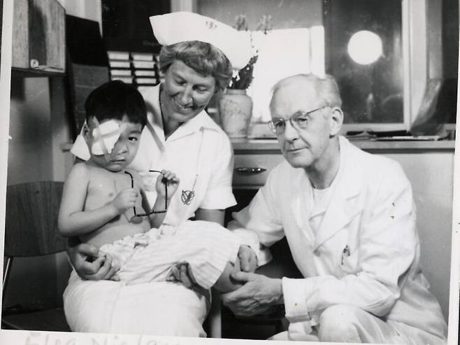 스웨덴, 덴마크, 노르웨이가 함께 서울 을지로에 설립해 지금도 운영중인 국립의료원에서 1958년 스칸디나비아 의료진이 환자를 돌보는 모습. [사진=국립의료원]