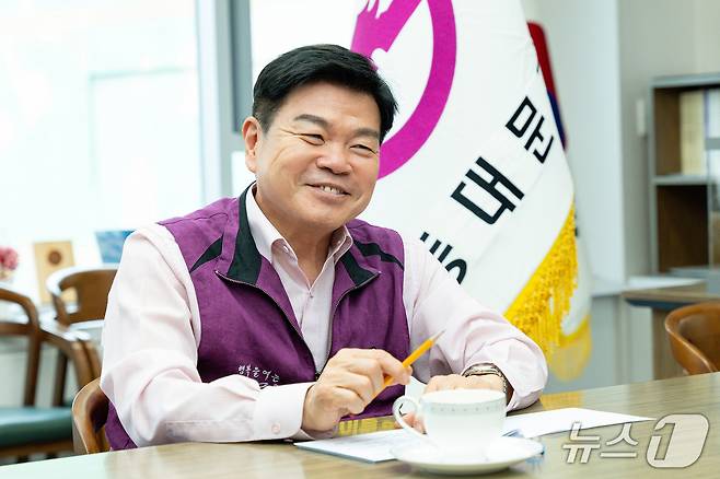 이필형 동대문구청장(66)이 지난 7일 서울 동대문구청장실에서 뉴스1과  인터뷰를 하고 있다.