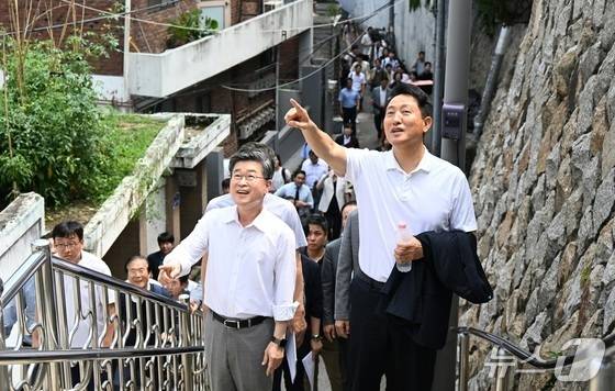 오세훈 서울시장이 24일 오후 신당9구역 재개발사업 현장을 점검하고 있다. (서울시 제공) 뉴스1 ⓒ News1