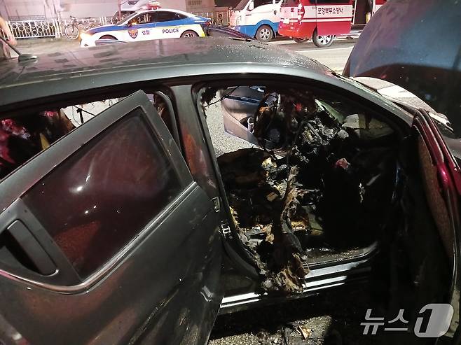 25일 오전 1시17분쯤 경북 포항시 북구 죽도동의 한 주차장에 주차된 차에서 불이나 차 내부가 시커멓게 탔다.(경북소방본부 제공.재판매 및 DB 금지)2025.7.25/뉴스1