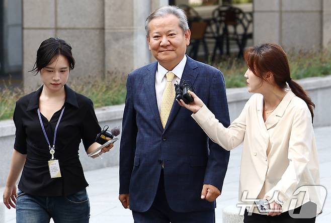 이상민 행정안전부 장관이 25일 오전 서울 서초구 서울고등검찰청에 마련된 내란 특검 사무실에서 '언론사 단전·단수 의혹' 관련 피의자 조사를 받기 위해 출석하고 있다. 2025.7.25/뉴스1 ⓒ News1 김민지 기자