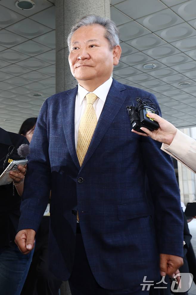 이상민 행정안전부 장관이 25일 오전 서울 서초구 서울고등검찰청에 마련된 내란 특검 사무실에서 '언론사 단전·단수 의혹' 관련 피의자 조사를 받기 위해 출석하고 있다. 2025.7.25/뉴스1 ⓒ News1 김민지 기자