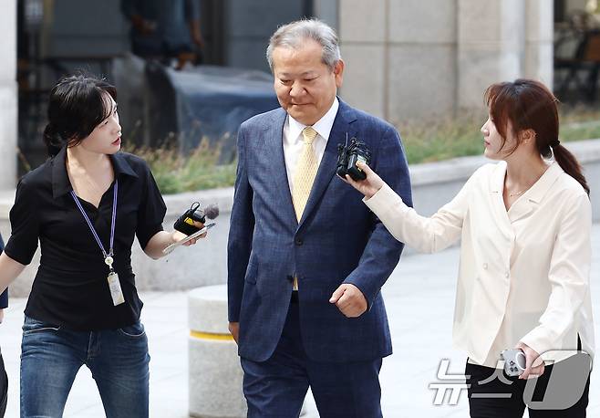 이상민 행정안전부 장관이 25일 오전 서울 서초구 서울고등검찰청에 마련된 내란 특검 사무실에서 '언론사 단전·단수 의혹' 관련 피의자 조사를 받기 위해 출석하고 있다. 2025.7.25/뉴스1 ⓒ News1 김민지 기자