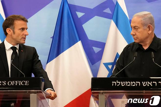 에마뉘엘 마크롱 프랑스 대통령이 예루살렘을 방문해 베냐민 네타냐후 이스라엘 총리와 기자회견을 하고 있다. 2023.10.25 ⓒ 로이터=뉴스1 ⓒ News1 우동명 기자