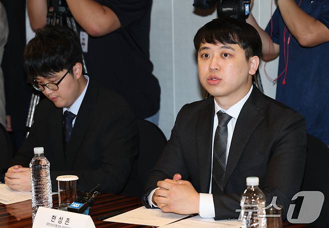 25일 오전 서울 중구 더플라자호텔에서 열린 수련협의체 제1차 회의에서 한성존 대한전공의협의회 비상대책위원장이 모두발언을 하고 있다. 2025.7.25/뉴스1 ⓒ News1 오대일 기자