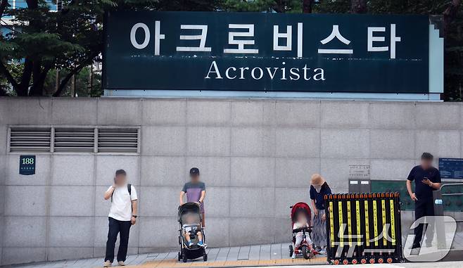 (서울=뉴스1) 안은나 유승관 김명섭 이승배 기자 = 김건희 여사의 각종 의혹을 수사하는 민중기 특별검사팀이 25일 오전 윤석열 전 대통령 사저인 아크로비스타와 김 여사가 운영했던 코바나컨텐츠, 김 여사 모친 최은순 씨 주거지와 김선교 국민의힘 의원실 등에 대한 전방위 강제수사에 나섰다. 사진은 이날 서울 서초구 아크로비스타 단지 모습. 2025.7.25/뉴스1 ⓒ News1 김명섭 기자