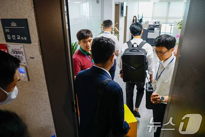 김건희 여사의 각종 의혹을 수사하는 민중기 특별검사팀이 '양평 고속도로 특혜 의혹' 관련 김선교 국민의힘 의원실 압수수색에 나선 25일 서울 여의도 국회의원회관 김 의원실에 박스를 든 특검 수사관들이 들어가고 있다. 2025.7.25/뉴스1 ⓒ News1 안은나 기자