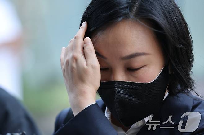 김건희 여사의 '문고리 3인방 중 한 명으로 지목된 유경옥 전 행정관이 25일 오전 서울 종로구에 마련된 김건희 특검팀(특별검사 민중기) 사무실로 조사를 받기 위해 출석하고 있다. 2025.7.25/뉴스1 ⓒ News1 이승배 기자