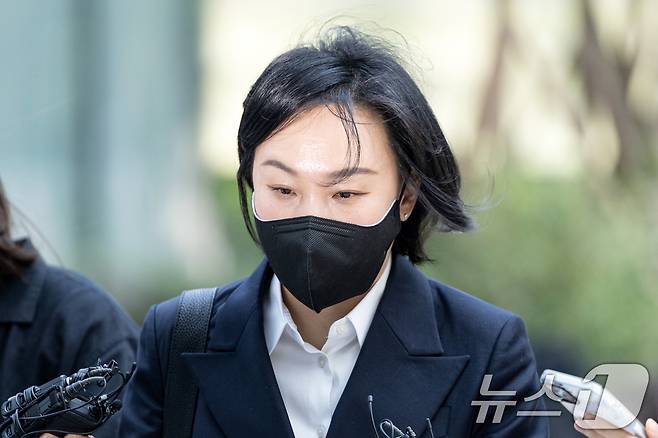 김건희 여사의 '문고리 3인방 중 한 명으로 지목된 유경옥 전 행정관이 25일 오전 서울 종로구에 마련된 김건희 특검팀(특별검사 민중기) 사무실로 조사를 받기 위해 출석하고 있다. 유 전 행정관은 통일교 측이 김 여사 선물 명목으로 전 씨에게 건넨 샤넬 백을 직접 받아서 다른 제품과 신발로 교환한 인물로 알려졌다. 2025.7.25/뉴스1 ⓒ News1 이승배 기자