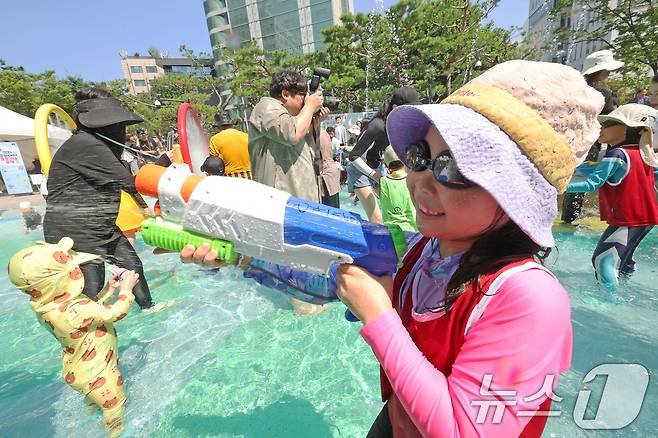 전국 대부분 지역에 폭염특보가 내려진 25일 오전 서울 종로구 연지물놀이터를 찾은 어린이가 물놀이를 하며 더위를 식히고 있다. 2025.7.25/뉴스1 ⓒ News1 장수영 기자