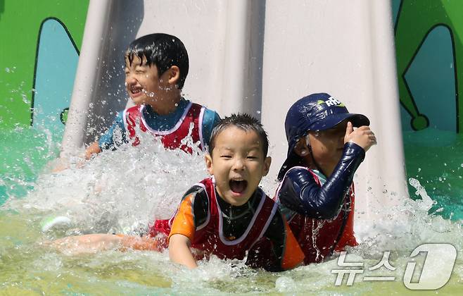 전국 대부분 지역에 폭염특보가 내려진 25일 오전 서울 종로구 연지물놀이터를 찾은 어린이들이 물놀이를 하며 더위를 식히고 있다. 2025.7.25/뉴스1 ⓒ News1 장수영 기자