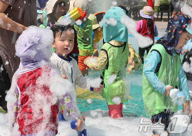 전국 대부분 지역에 폭염특보가 내려진 25일 오전 서울 종로구 연지물놀이터를 찾은 어린이들이 물놀이를 하며 더위를 식히고 있다. 2025.7.25/뉴스1 ⓒ News1 장수영 기자