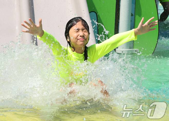전국 대부분 지역에 폭염특보가 내려진 25일 오전 서울 종로구 연지물놀이터를 찾은 어린이가 물놀이를 하며 더위를 식히고 있다. 2025.7.25/뉴스1 ⓒ News1 장수영 기자