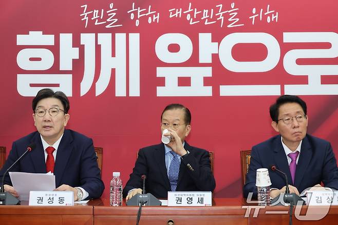 권성동 국민의힘 원내대표가 지난 5월 8일 오전 서울 여의도 국회에서 열린 비상대책위원회의에서 발언하고 있다. 왼쪽부터 권 원내대표, 권영세 비대위원장, 김상훈 정책위의장. 2025.5.8/뉴스1 ⓒ News1 안은나 기자