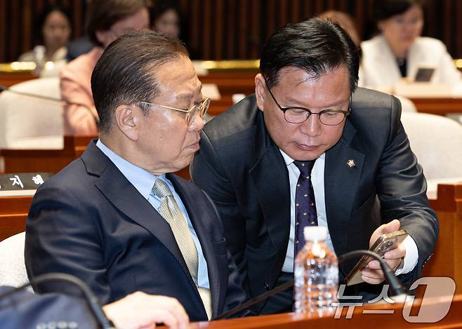 권영세 국민의힘 비상대책위원장(왼쪽)과 이양수 사무총장이 지난 5월 8일 오후 서울 여의도 국회에서 열린 의원총회에서 스마트폰을 바라보고 있다. 2025.5.7/뉴스1 ⓒ News1 이재명 기자