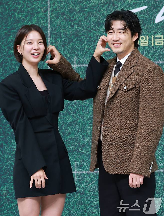 배우 임세미와 윤계상(오른쪽)이 25일 오후 서울 양천구 SBS에서 진행된 드라마 '트라이' 제작발표회에 참석해 포즈를 취하고 있다. '트라이: 우리는 기적이 된다'는 예측불허 괴짜감독 주가람과 만년 꼴찌 한양체고 럭비부가 전국체전 우승을 향해 질주하는 코믹 성장 스포츠 드라마. 2025.7.25/뉴스1 ⓒ News1 권현진 기자