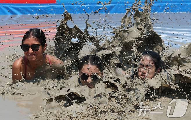 제28회 보령머드축제가 개막한 25일 충남 보령 대천해수욕장 머드엑스포광장에서 외국인들이 축제를 즐기고 있다. 2025.7.25/뉴스1 ⓒ News1 김기태 기자