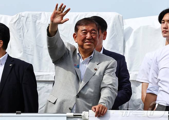 18일 이시바 시게루 일본 총리가 요코하마에서 자민당 참의원선거 후보의 선거 유세에 참석해 손을 흔들고 있다. 2025.07.18 ⓒ 로이터=뉴스1 ⓒ News1 김지완 기자