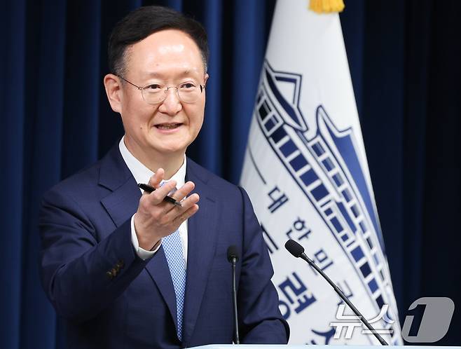 봉욱 민정수석이 24일 서울 용산 대통령실 청사에서 대통령 주재 수석보좌관 회의 관련 브리핑을 하고 있다. 2025.7.24/뉴스1 ⓒ News1 허경 기자