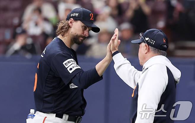 한화 이글스 김경문 감독(오른쪽)과 외국인 투수 라이언 와이스. 2025.5.11/뉴스1 ⓒ News1 김성진 기자