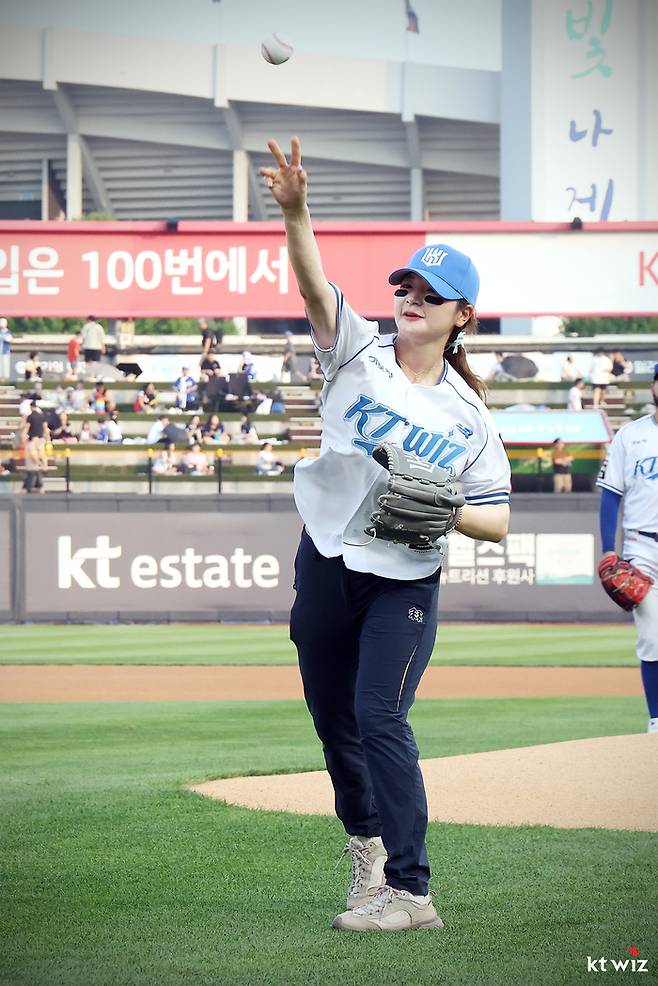 여자 양궁 리커브 대표팀 주장 강채영이 25일 수원케이티위즈파크에서 열린 2025 KBO리그 삼성전 시구를 하고 있다. 사진 | KT 위즈