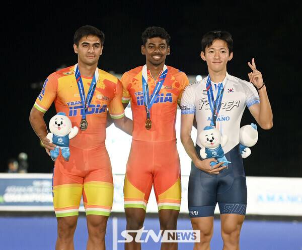 24일 오후 충북 제천시에 위치한 어울림체육관에서 열린 '제20회 아시아 롤러스케이팅 선수권대회' 스피드 트랙 남자 스프린트 500m+D에 출전한 최웅규가 시상대에서 포즈를 취하고 있다. /사진(제천)=김종원 기자