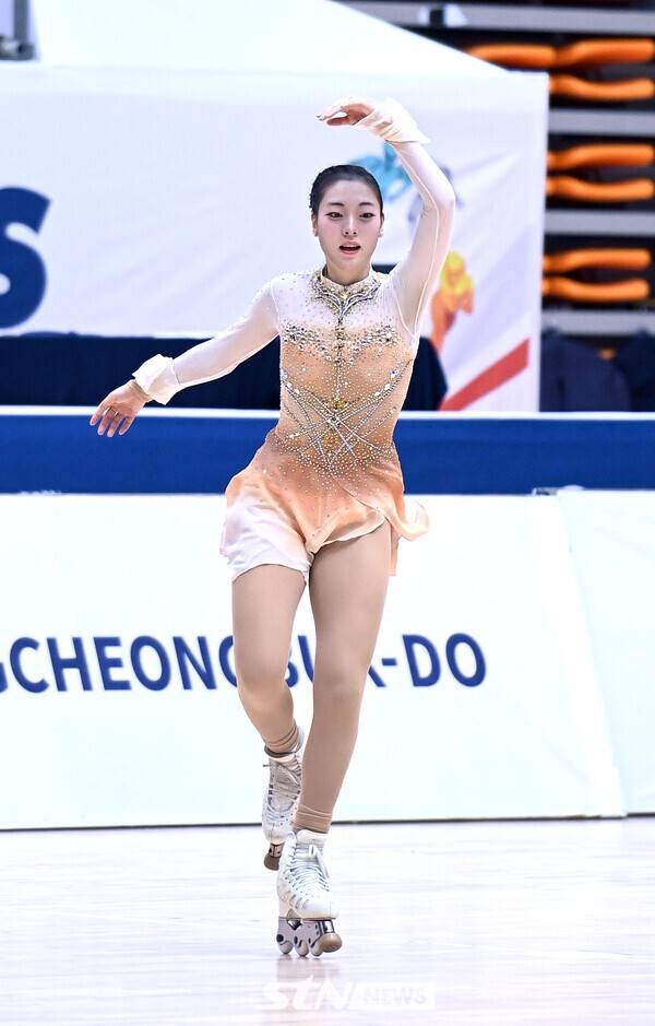 25일 제천체육관에서 치러진 '제20회 아시아 롤러스케이팅 선수권대회' 아티스틱 주니어 인라인 프리 여자 쇼트 프로그램에서 전지수(서울한광고)가&nbsp;기술을 시도하고 있다. /사진(제천)=김종원 기자