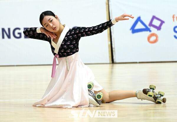 25일 오후 충북 제천시에 위치한 제천체육관에서 열린 '제20회 아시아 롤러스케이팅 선수권대회' 아티스틱 여자 주니어 솔로 댄스에 출전한 황지영(황덕여고)이 경기를 펼치고 있다.&nbsp;/사진(제천)=강명호 기자