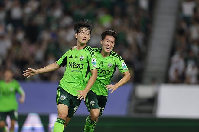 전주월드컵경기장/ K리그1/ 전북현대모터스 vs 강원FC/ 전북 김진규 득점, 강상윤/ 골 세레머니/ 사진 곽동혁