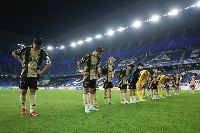 문수축구경기장/ K리그1/ 울산HDFC vs 대전하나시티즌/ 울산 단체/ 선수단 인사/ 사진 김정수