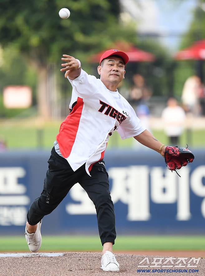손을 떠난 공이 포수 미트를 향해 힘있게 날아갔다.