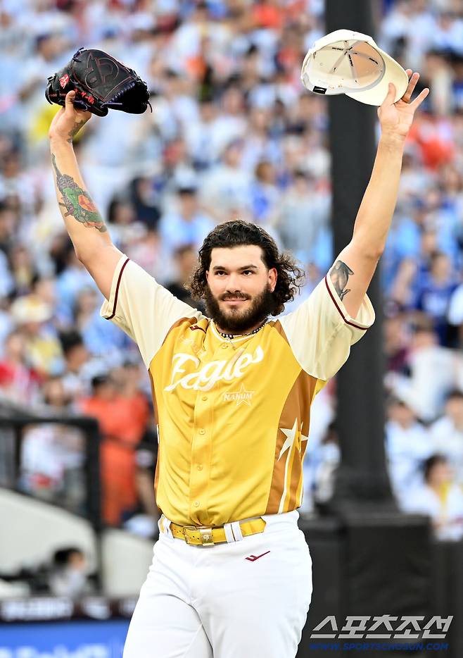 12일 대전 한화생명볼파크에서 열린 2025 KBO 올스타전, 폰세가 팬들에게 인사하고 있다. 대전=허상욱 기자wook@sportschosun.com/2025.07.12/