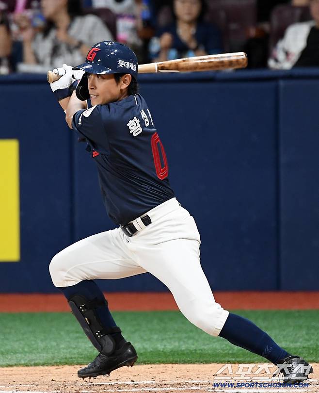 22일 서울 고척스카이돔에서 열린 키움 히어로즈와 롯데 자이언츠의 경기. 3회초 1사 롯데 황성빈이 안타를 날리고 있다. 고척=박재만 기자 pjm@sportschosun.com/2025.07.22/