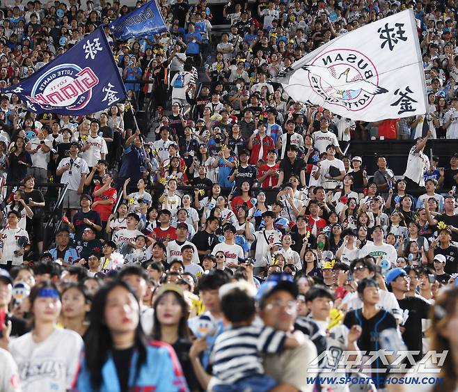 25일 부산 사직구장에서 열린 KIA와 롯데의 경기. 경기장을 꽉 채운 롯데 팬들의 열기가 뜨겁다. 부산=정재근 기자 cjg@sportschosun.com/2025.7.25/