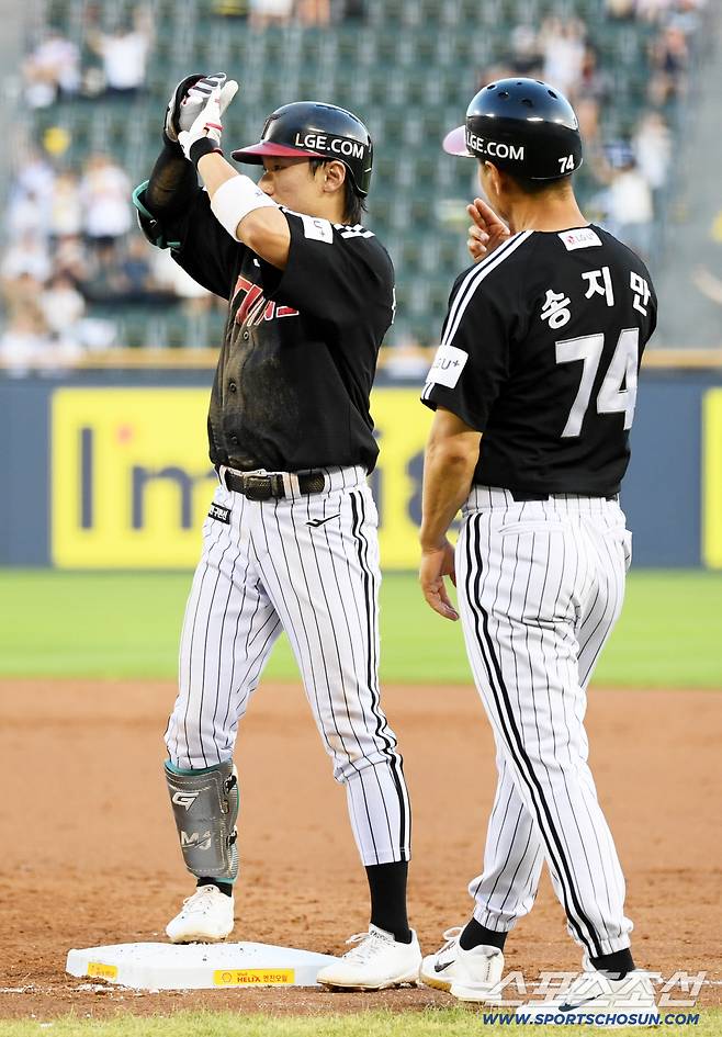 25일 잠실구장에서 열린 두산 베어스와 LG 트윈스의 경기. 2회초 2사 2,3루 LG 신민재가 적시타를 날린 뒤 환호하고 있다. 잠실=박재만 기자 pjm@sportschosun.com/2025.07.25/