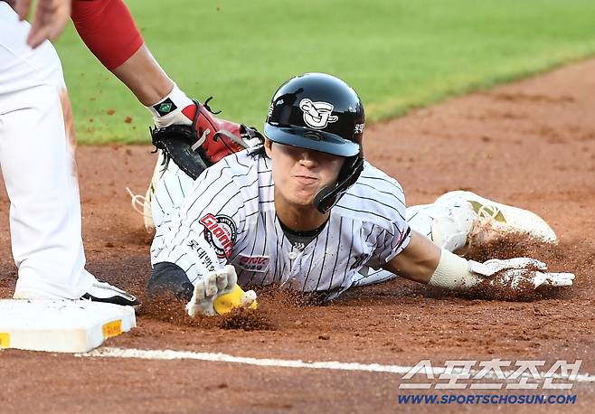 25일 부산 사직구장에서 열린 KIA와 롯데의 경기. 2회말 1사 1루 한태양이 안타를 친 후 상대 송구가 빠지자 2루로 뛰다 귀루했지만 아웃되고 있다. 부산=정재근 기자 cjg@sportschosun.com/2025.7.25/