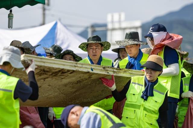 김병기 당대표 직무대행 겸 원내대표를 비롯한 더불어민주당 의원들이 24일 경기 가평 조종면을 찾아 수해복구 활동을 하고 있다. /김병기 대행 SNS