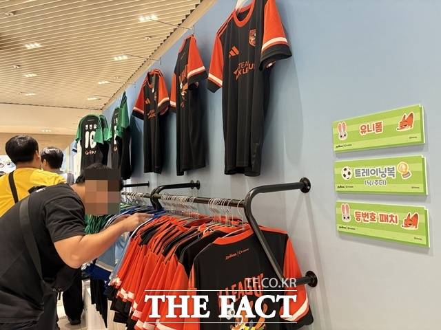 한 남성이 25일 오픈한 'K-리그 주토피아' 팝업스토어에서 유니폼을 고르고 있다. /문화영 기자