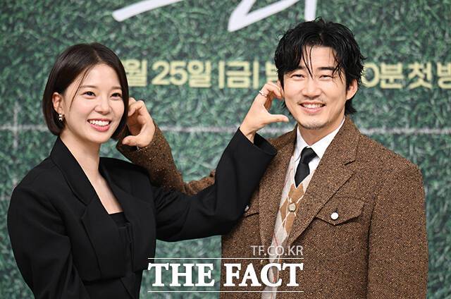 어색해도 볼하트 '시키는 건 열심히'