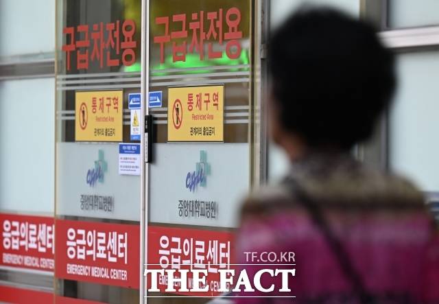 교육부는 25일 입장문을 내 "의대생 복귀 방안에 대한 의과대학선진화를 위한 총장협의회(의총협)의 입장을 존중한다"며 "필요한 행·재정적 지원을 적극적으로 추진할 것"이라고 밝혔다. 사진은 서울의 한 대학병원 응급의료센터의 모습./이새롬 기자