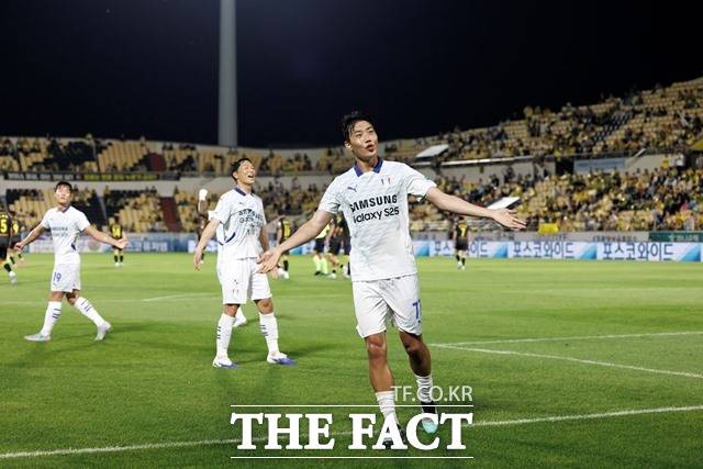 연계부터 해결까지 '팔방미인' 역할을 하고 있는 김지현(수원)./K리그