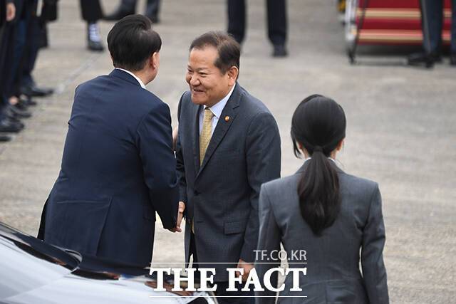 이상민 행정안전부 장관이 6일 경기 성남시 서울공항에서 필리핀, 싱가포르 국빈 방문 및 라오스 아세안 정상회의를 위해 출국하는 윤석열 대통령을 환송하고 있다./장윤석 기자
