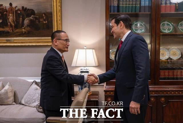 위성락 국가안보실장이 7일(현지시간) 미국 워싱턴 D.C.에서 마르코 루비오 미국 국무장관 겸 국가안보보좌관을 만나 인사를 나누고 있다. /대통령실